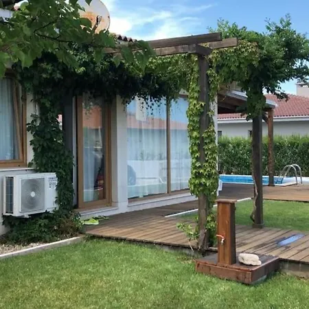 Shelly Whith Private Pool Villa *